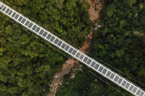 ¡Impresionante!: el puente de cristal que Vietnam construyó entre dos montañas
