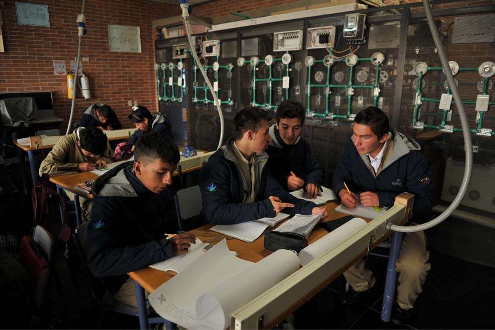 En esta aula, los estudiantes se forman como técnicos en reparación de redes eléctricas residenciales. / Andrés Torres - El Espectador