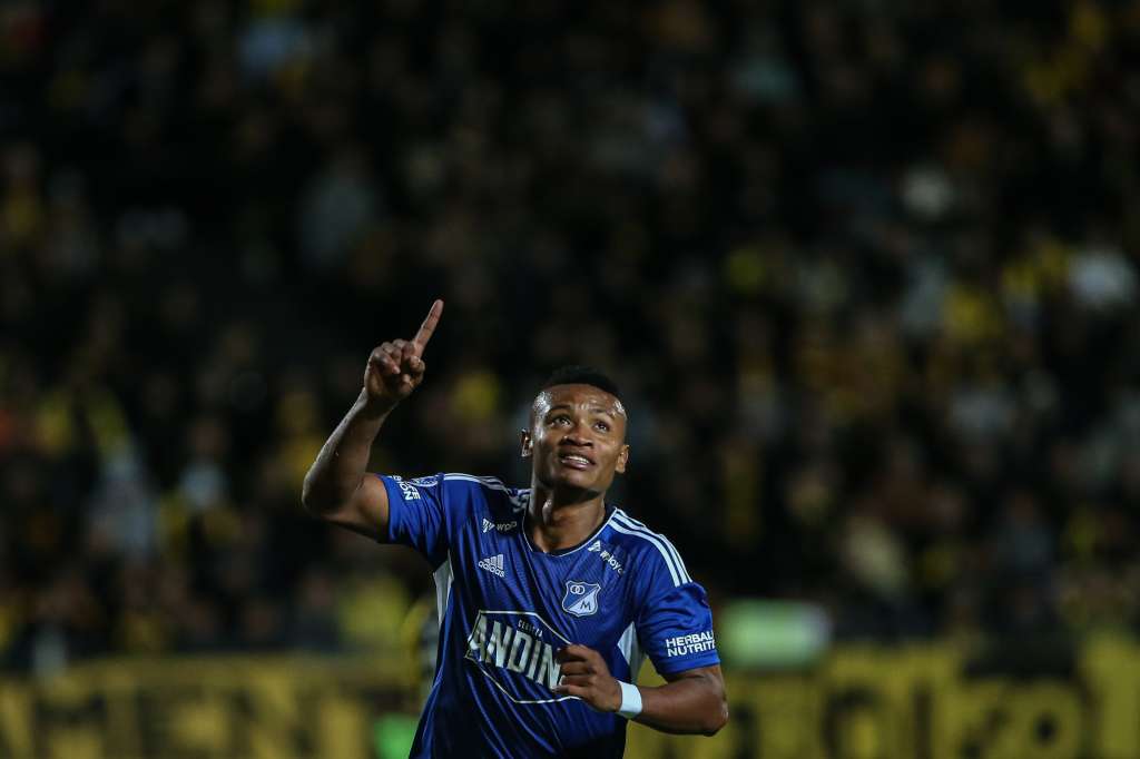 AME3137. MONTEVIDEO (URUGUAY), 20/04/2023.- Óscar Cortés de Millonarios celebra un gol ante Peñarol, durante un partido por la fase de grupos de la Copa Sudamericana, hoy, en el estadio Campeón del Siglo en Montevideo (Uruguay). EFE/ Gastón Britos