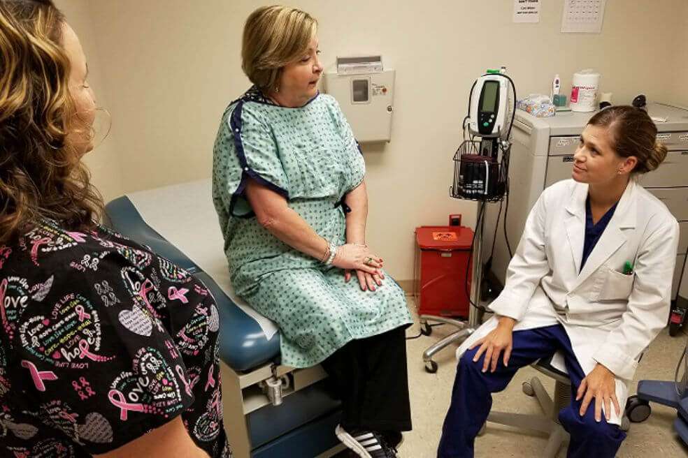 Para las mujeres de peso promedio en los países desarrollados, 5 años de THM, comenzando a los 50 años, aumentaría la incidencia de cáncer de seno a las edades de 50-69 años en aproximadamente una mujer de cada 50. / Health.mil