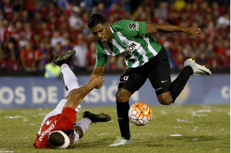 Borja salió expulsado en el segundo tiempo después de una agresión sin balón. / EFE