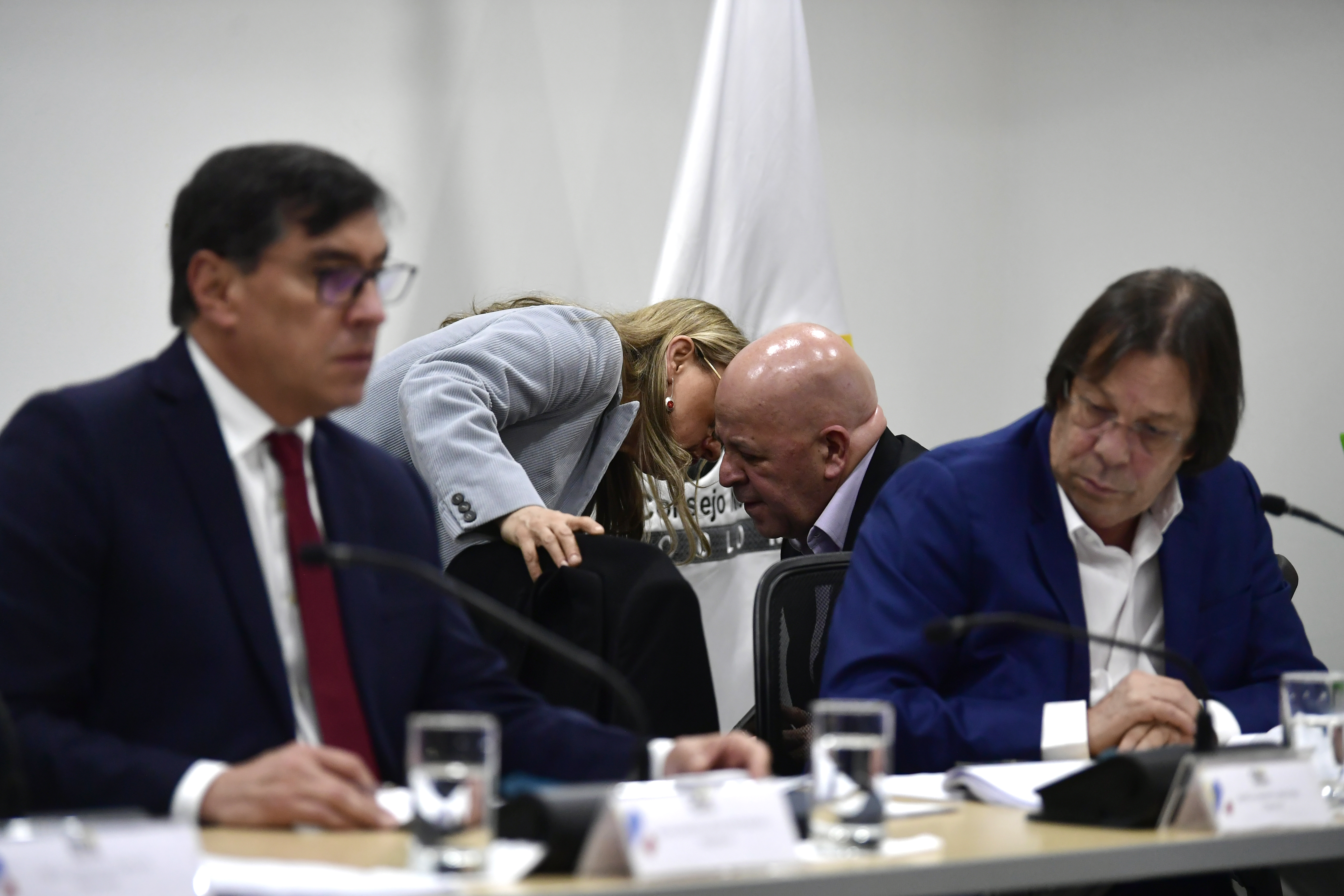 Los magistrados Álvaro Hernán Prada y César Augusto Lorduy, en la audiencia pública de revocatoria de inscripciones de candidatos a las elecciones regionales 2023 (izq-der).