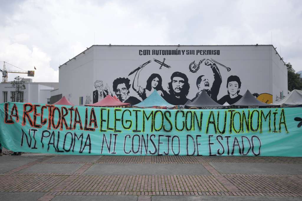 Este lunes 24 de noviembre, el Consejo Superior Universitario de la Universidad Nacional llevó a cabo una sesión extraordinaria para definir el futuro de su rectoría. A las afueras de la institución, la comunidad educativa realizó un plantón, a la espera de las decisiones del órgano, luego de que el Consejo de Estado declarara nula la designación de Leopoldo Múnera.