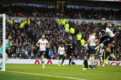 Dávinson Sánchez fue titular en la victoria del Tottenham ante el Brighton
