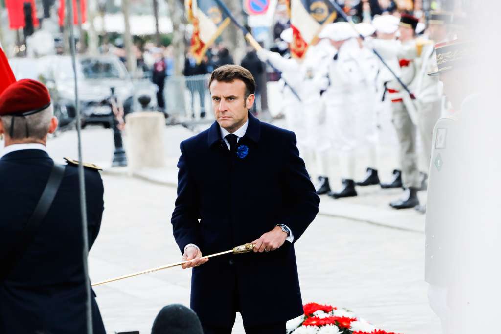 Paris (France), 11/11/2022.- President Emmanuel Macron holds a swore next to the grave of the unknow soldier at the Arc de Triomphe in Paris, France, 11 November 2022. Armistice Day is commemorated every year on 11 November to mark the armistice signed between the Allies of World War I (WWI) and Germany. (Francia, Alemania) EFE/EPA/TERESA SUAREZ / POOL