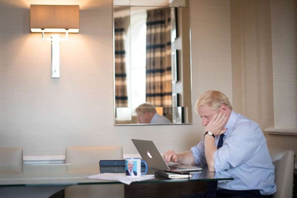 Boris Johnson, primer ministro del Reino Unido. escribiendo el discurso que entregará el miércoles 2 de octubre. / AFP