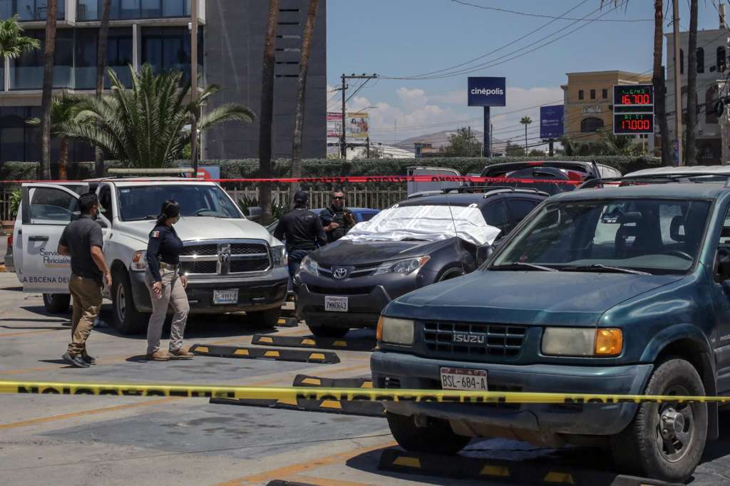 MEX5818. TIJUANA (MÉXICO), 13/06/2026.- Integrantes de la Policía de México custodian la zona de un crimen este sábado, en Tijuana (México). El hallazgo de un cadáver humano en avanzado estado de descomposición dentro de un vehículo estacionado en las inmediaciones del estadio donde entrena la selección de Irán para el Mundial 2026 volvió a colocar a la ciudad mexicana de Tijuana en el foco de la atención internacional, en medio de la presencia de equipos y aficionados de distintos países. EFE/Joebeth Terríquez