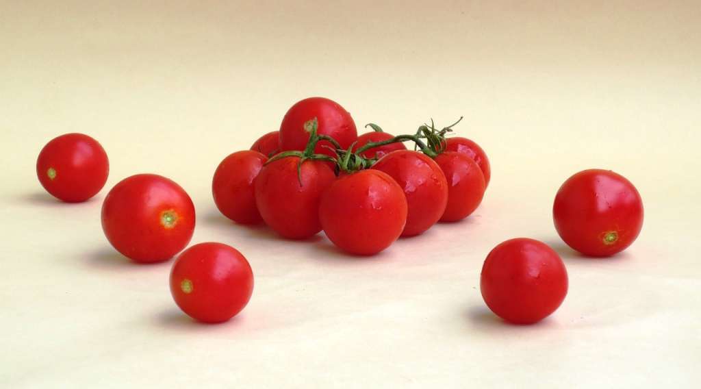El tomate cherry (Solanum lycopersicum var. cerasiforme) es una variedad de tomate de pequeño tamaño, conocida por su sabor dulce y su versatilidad en la cocina.