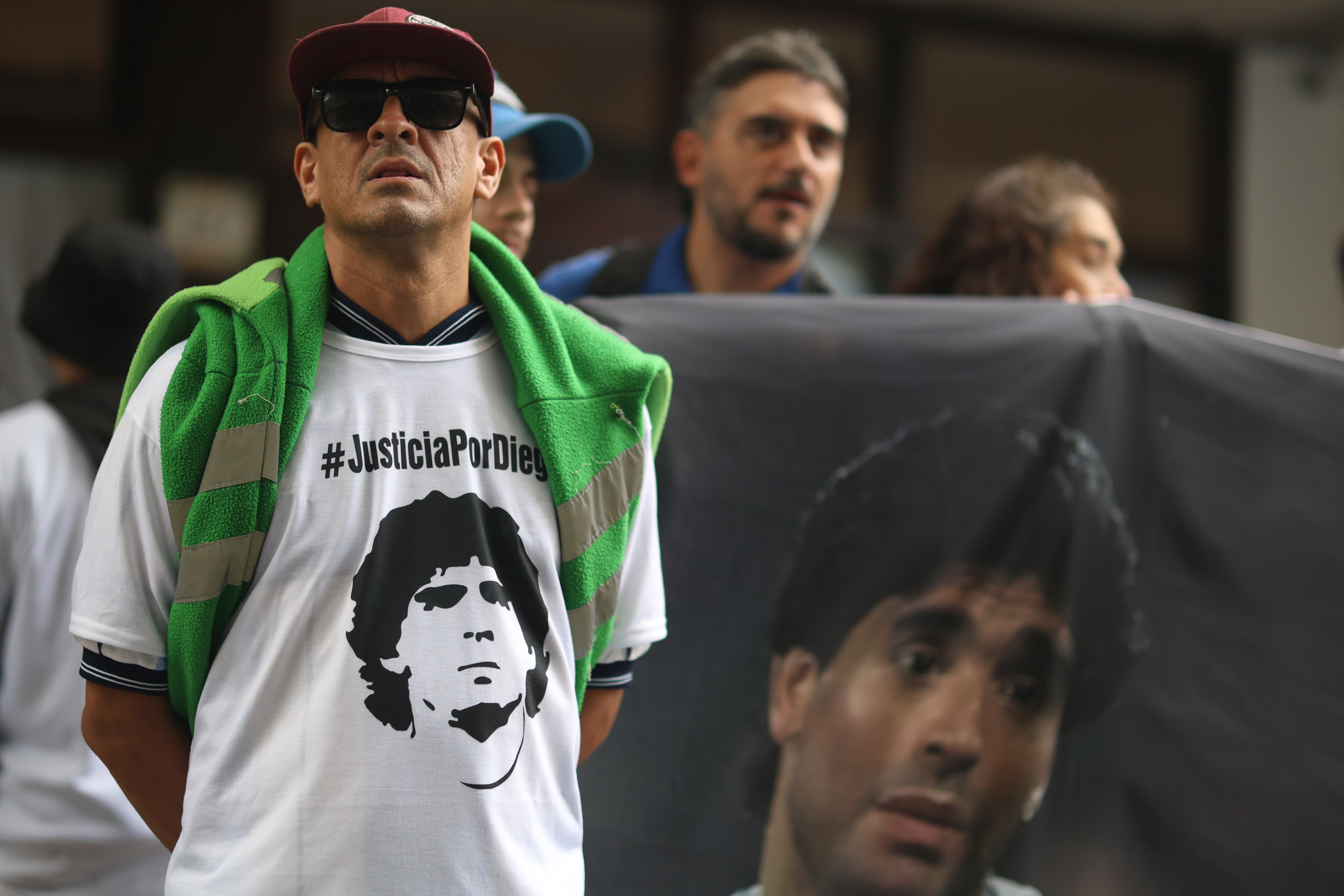AME8477. BUENOS AIRES (ARGENTINA), 11/03/2025.- Simpatizantes de Diego Armando Maradona esperan este martes, frente a los tribunales de San Isidro en Buenos Aires, (Argentina). Las hijas de Diego Armando Maradona, Dalma, Giannina y Jana, llegaron al Tribunal de lo Criminal N°3 de San Isidro, provincia de Buenos Aires, para asistir a la primera audiencia del juicio por la muerte de su padre. EFE/ Juan Ignacio Roncoroni