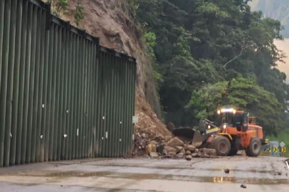 Se adelantan labores de remoción de material para habilitar el paso en la vía.