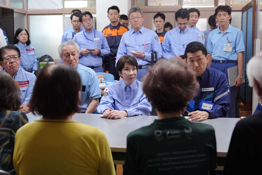 HIKAWA (Japan), 03/08/2026.- Japanese Prime Minister Sanae Takaichi (C) meets local residents at Hikawa Junior High School, serving as an evacuation shelter, in Hikawa, Kumamoto Prefecture, southwestern Japan, 03 August 2026. At least 38 people have died following a magnitude 7.1 earthquake on 28 July that damaged critical infrastructure, leaving tens of thousands of residents without power and water amid sweltering heat. (Terremoto/sismo, Japón) EFE/EPA/JAPAN / POOL JAPAN OUT EDITORIAL USE ONLY/
