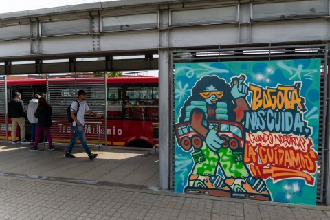 Cierran estaciones Puente Aranda y Distrito Grafiti por implosión de puentes