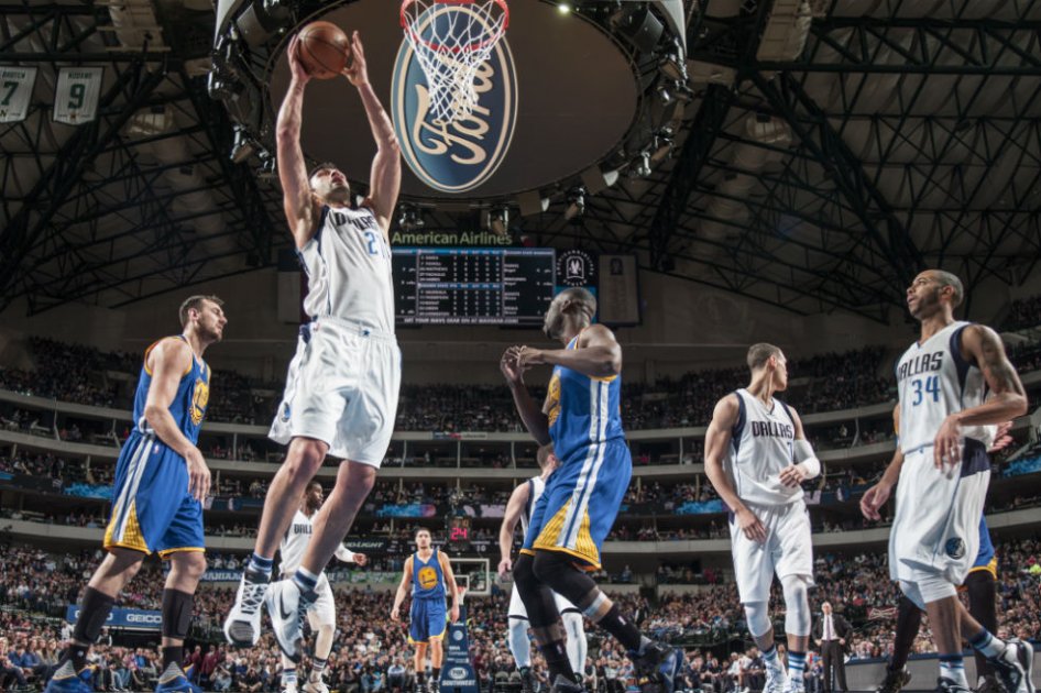 Los Warriors perdieron su segundo partido en la temporada. foto: AFP