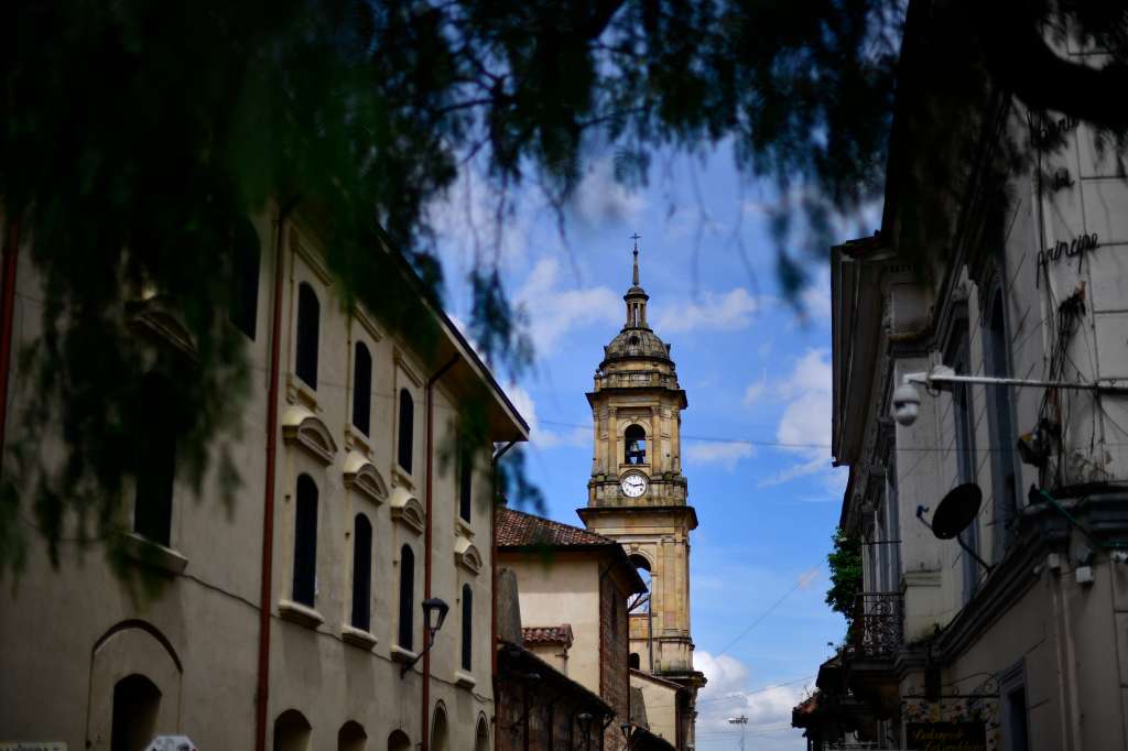 Reloj ubicado en una de las torres de esta catedral ubicada en el centro de Bogotá