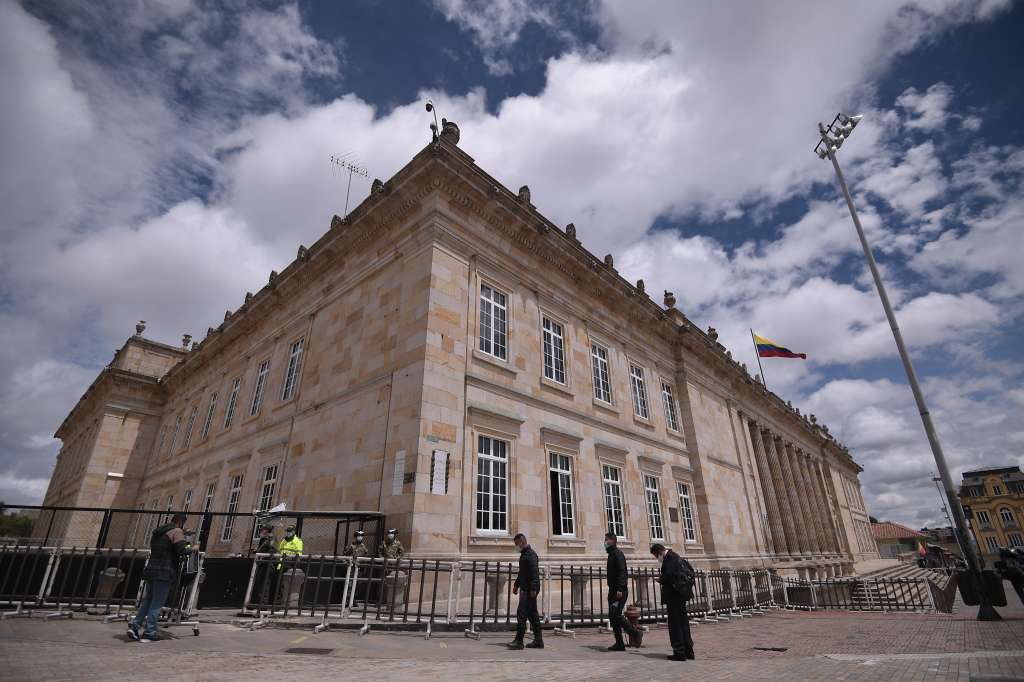 Instalación de rejas a las afueras del Congreso.