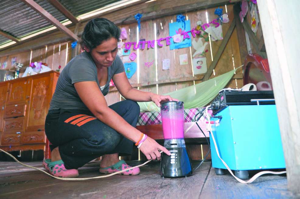 Varios de los habitantes pudieron usar por primera vez una licuadora en sus casas. / Fotos: Mauricio Alvarado - El Espectador