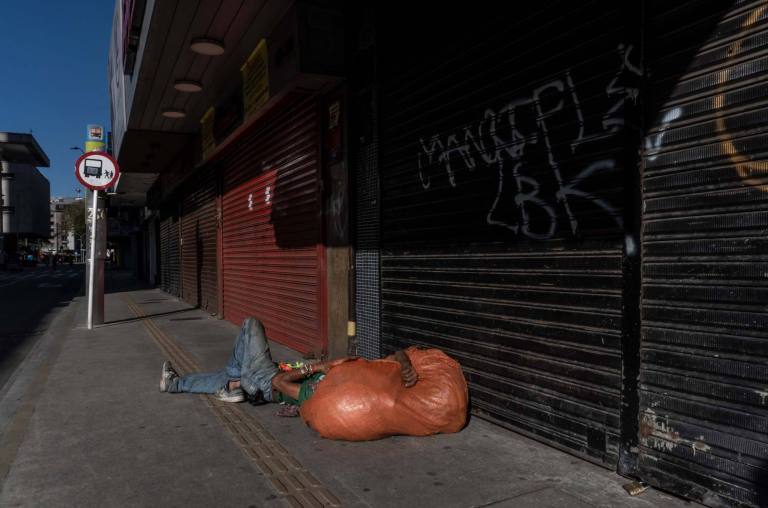 A habitantes de calles les estarían pagando por tirar piedras a carros en Medellín