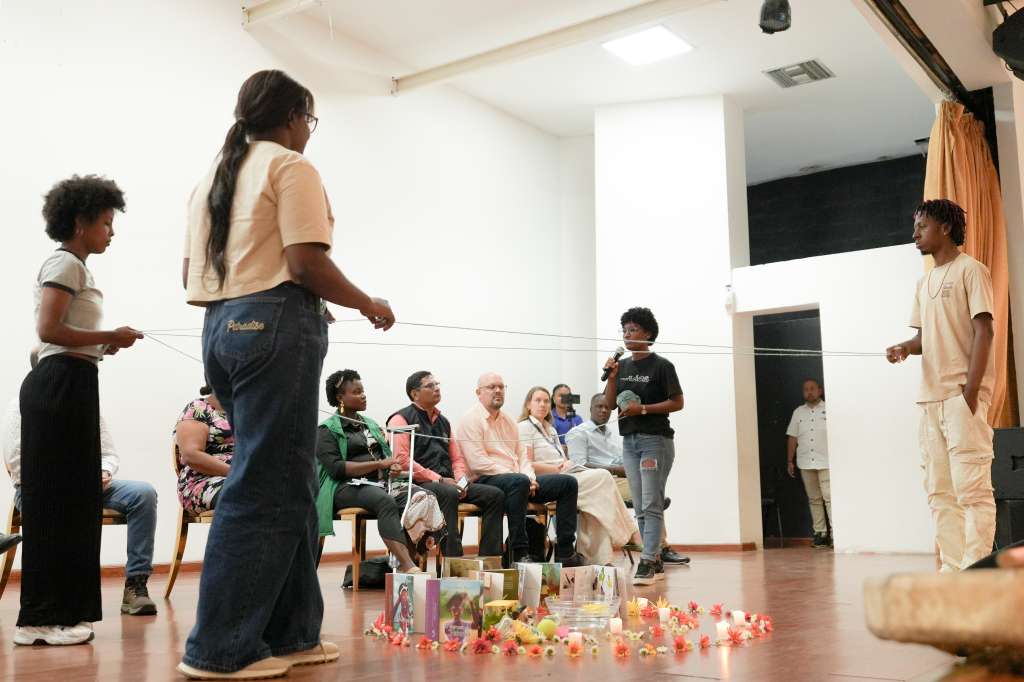 Miembros de las comunidades, las entidades locales y nacionales, y la comunidad internacional participan en las actividades de construcción de paz en Buenaventura.