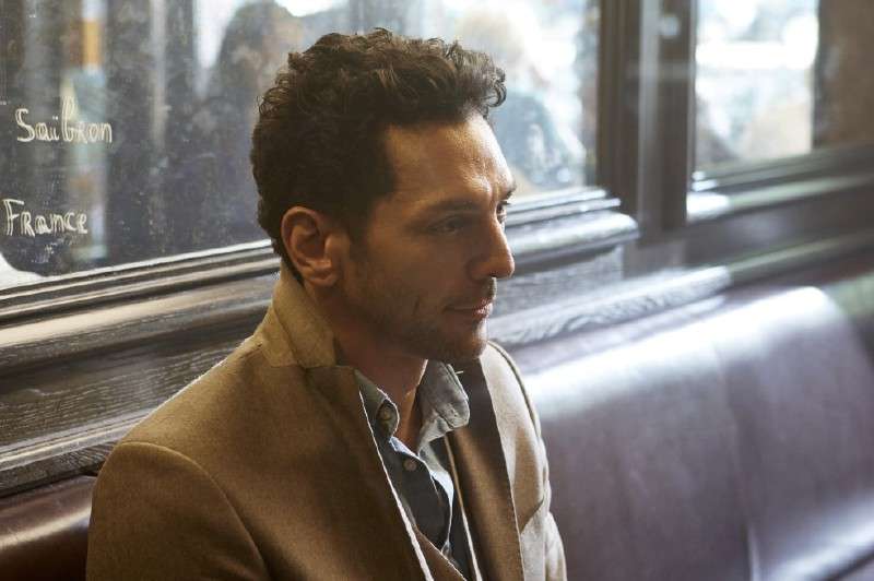 El actor y comediante Tomer Sisley en la interpretación del personaje central de la serie Balthazar. / Cortesía: AXN