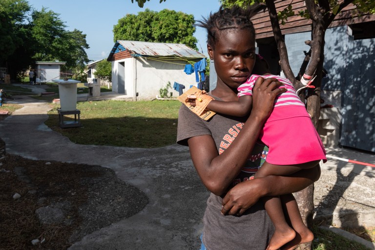 ACOMPAÑA CRÓNICA: HAITÍ CÓLERA - AME4523. PUERTO PRÍNCIPE (HAITÍ), 14/10/2022.- Una joven carga a su hija con cólera en el Centro de Tratamiento del Cólera (CTC) de Médicos Sin Fronteras (MSF) en el barrio de Cité-Soleil ayer, en Puerto Príncipe (Haití). Lágrimas, gritos. Grimèl se tira al suelo: esta mañana ha ido a ver a su hermano a un centro para el cólera de Médicos Sin Fronteras (MSF) en Puerto Príncipe, pero ha llegado tarde, él murió de noche. En Haití hay unos 260 casos sospechosos de la enfermedad, una treintena de confirmados y al menos dieciocho fallecidos, y los sanitarios temen que lo peor esté aún por llegar. EFE/ Johnson Sabin