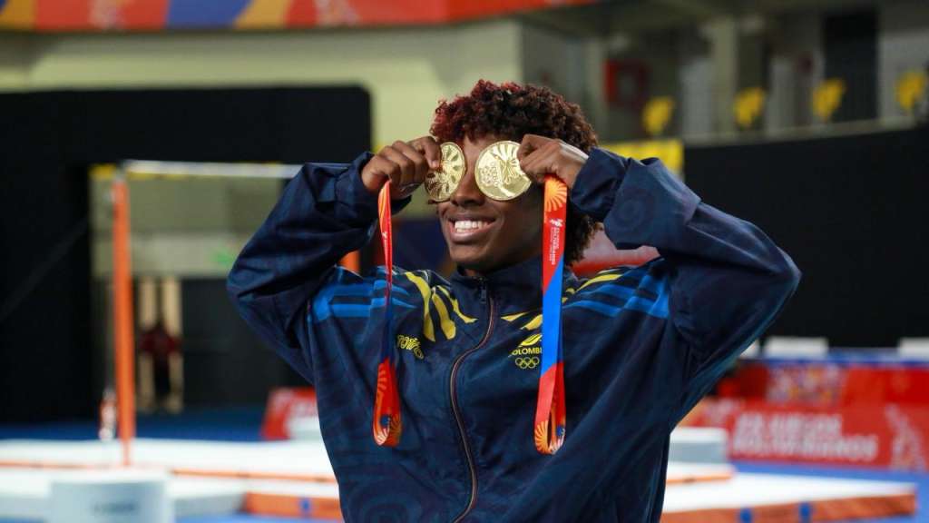 Juan Fernando Larrahondo celebra con sus dos medallas de oro.