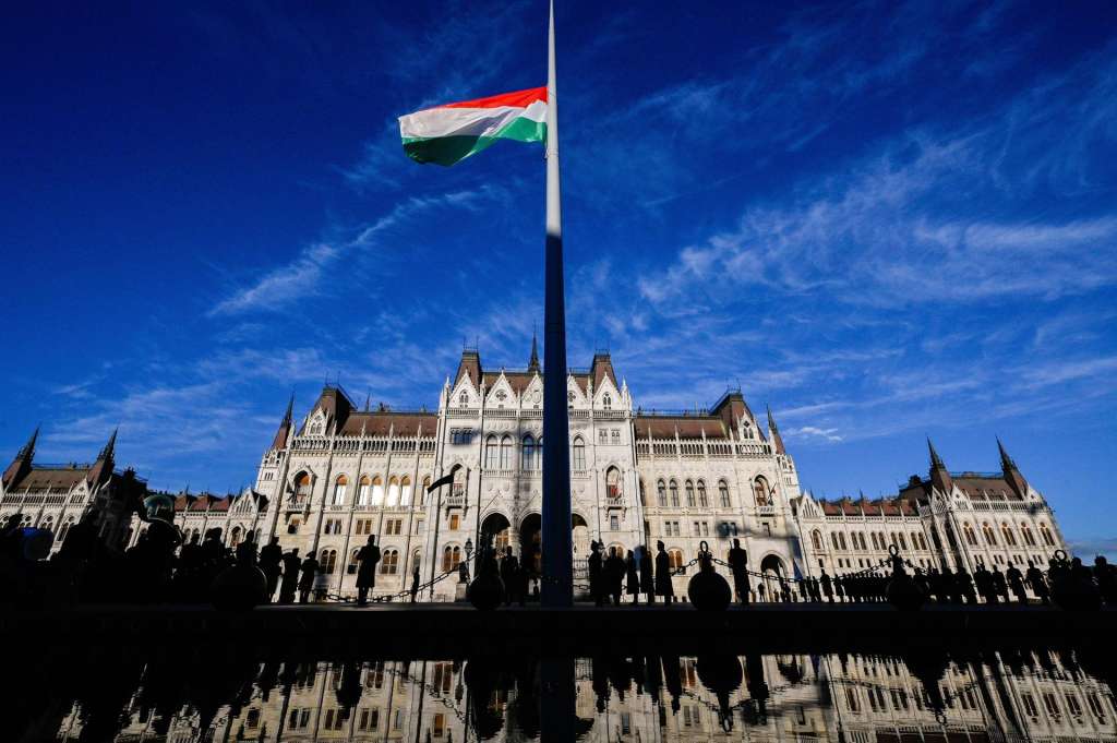 Budapest (Hungary), 06/10/2025.- The Hungarian national flag is seen at half-mast during a ceremony marking the 176th anniversary of the execution of the Martyrs of Arad, at the Parliament square in Budapest, Hungary, 06 October 2025. Thirteen Hungarian rebel generals were executed on 06 October 1849 in the city of Arad, then part of the Austrian Empire, following the 1848-1849 Hungarian revolution and the Hungarian war of independence against Habsburg rule. (Hungría) EFE/EPA/ROBERT HEGEDUS HUNGARY OUT