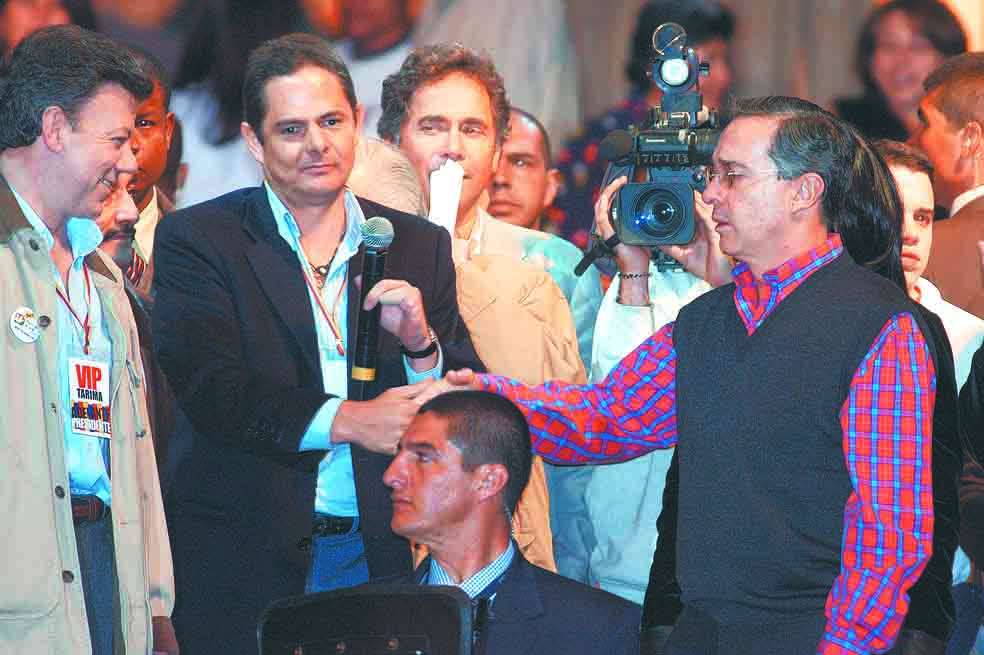 El expresidente Álvaro Uribe, el exministro Juan Manuel Santos y el exministro Germán Vargas en el cierre de campaña de 2006. / Gabriel Aponte