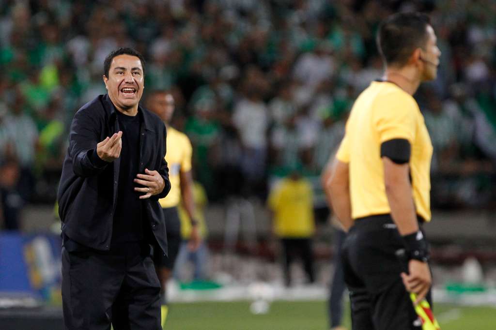 AME7013. MEDELLÍN (COLOMBIA), 22/12/2024.- El entrenador mexicano de Atlético Nacional, Efraín Juárez, da instrucciones este domingo, en el partido de vuelta de la final de la Liga Profesional de Colombia entre Atlético Nacional y Deportes Tolima en el estadio Atanasio Girardot en Medellín (Colombia). EFE/ STR