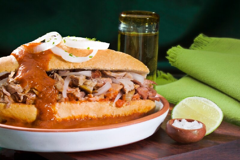 Torta ahogada, plato típico de la cocina de Jalisco (México). / Getty Images