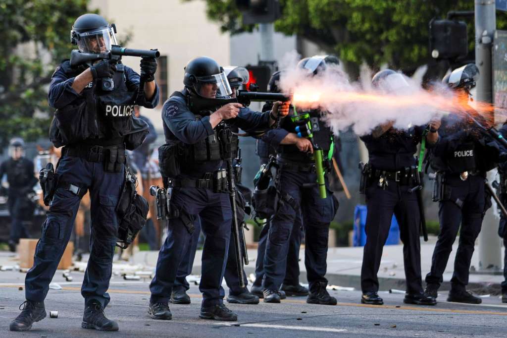 FOTODELDÍA LOS ÁNGELES (Estados Unidos), 09/06/2025.- La policía dispara gases lacrimógenos contra activistas durante las protestas provocadas por las redadas de inmigración en Los Ángeles, California, EE. UU.. El presidente estadounidense, Donald Trump, ha desplegado 2000 efectivos de la Guardia Nacional, a pesar de no haber recibido ninguna solicitud de asistencia adicional del estado de California, tras las multitudinarias protestas contra las redadas de inmigración en curso en el área de Los Ángeles durante los últimos días. EFE/ Allison Dinner
