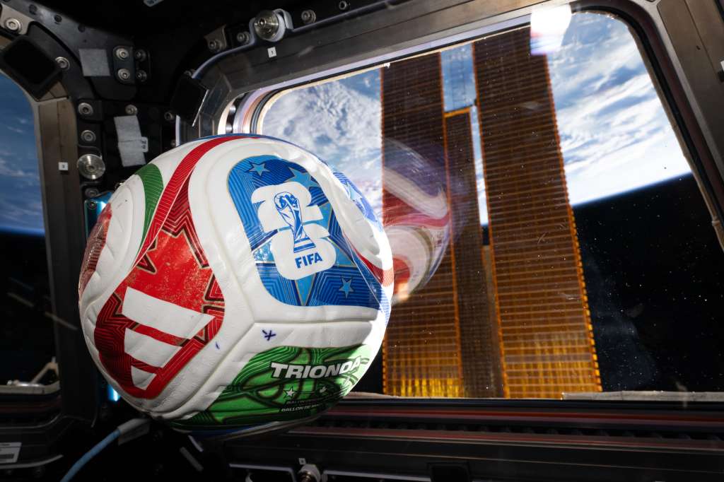Imagen del balón Trionda en la Estación Espacial Internacional.