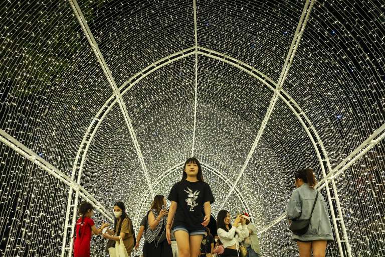 Kuala Lumpur (Malaysia), 29/01/2022.- Poeple walk inside a light tunnel at Desa Park City, during a 'Parkcity Year-End Light Festival' ahead of the Christmas holidays in Kuala Lumpur, Malaysia, 23 December 2022. Christian communities around the world will celebrate Christmas on 25 December, which is an annual festival commemorating the birth of Jesus Christ. (Malasia) EFE/EPA/FAZRY ISMAIL
