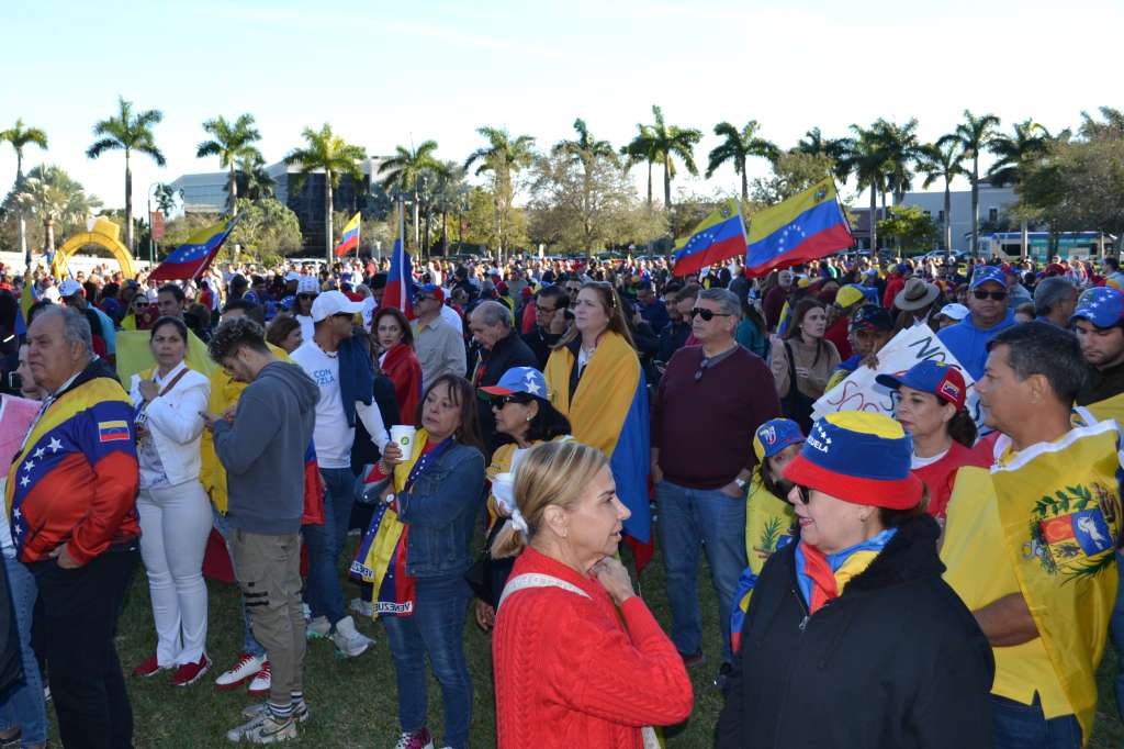 AME046. DORAL (ESTADOS UNIDOS), 09/01/2025.- Ciudadanos venezolanos asisten a una manifestación este jueves, en Doral (Estados Unidos). La diáspora venezolana en el sur de Florida se sumó al llamado de movilización de la líder opositora María Corina Machado y, entre cánticos de 'libertad' y 'abajo Maduro', pidió acciones "más contundentes" de la comunidad internacional para conseguir un país "libre y democrático". EFE/ Antoni Belchi