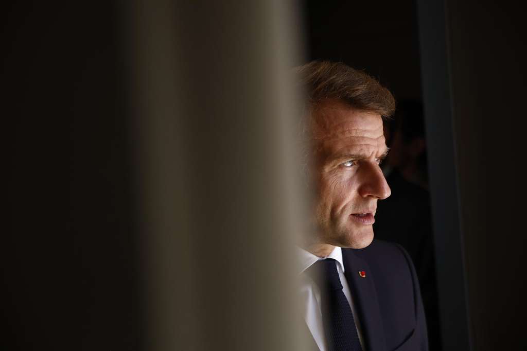 Sharm El Sheikh (Egypt), 13/10/2025.- French President Emmanuel Macron waits for President of the State of Palestine Mahmoud Abbas ahead of a meeting at the Gaza International Peace Summit in Sharm el-Sheikh, Egypt, 13 October 2025. US President Donald Trump alongside Egypt's President Abdel Fattah al-Sisi with leaders from more than 20 countries attend the summit in Sharm El-Sheikh. The first phase of Gaza peace plan between Israel and Hamas involves the release of Israeli hostages and Palestinian prisoners, the partial withdrawal of Israeli forces, and the delivery of humanitarian aid to Gaza. (Egipto) EFE/EPA/YOAN VALAT /POOL