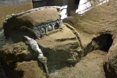 Un carro ceremonial casi intacto emerge entre las ruinas de Pompeya