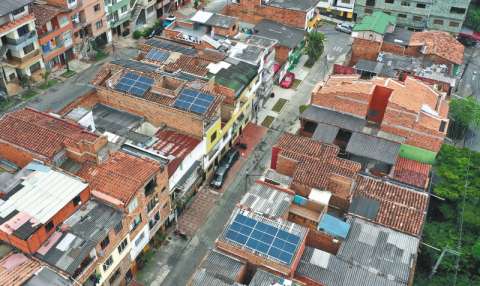 En Medellín está la primera comunidad que genera energía solar y la vende al sistema