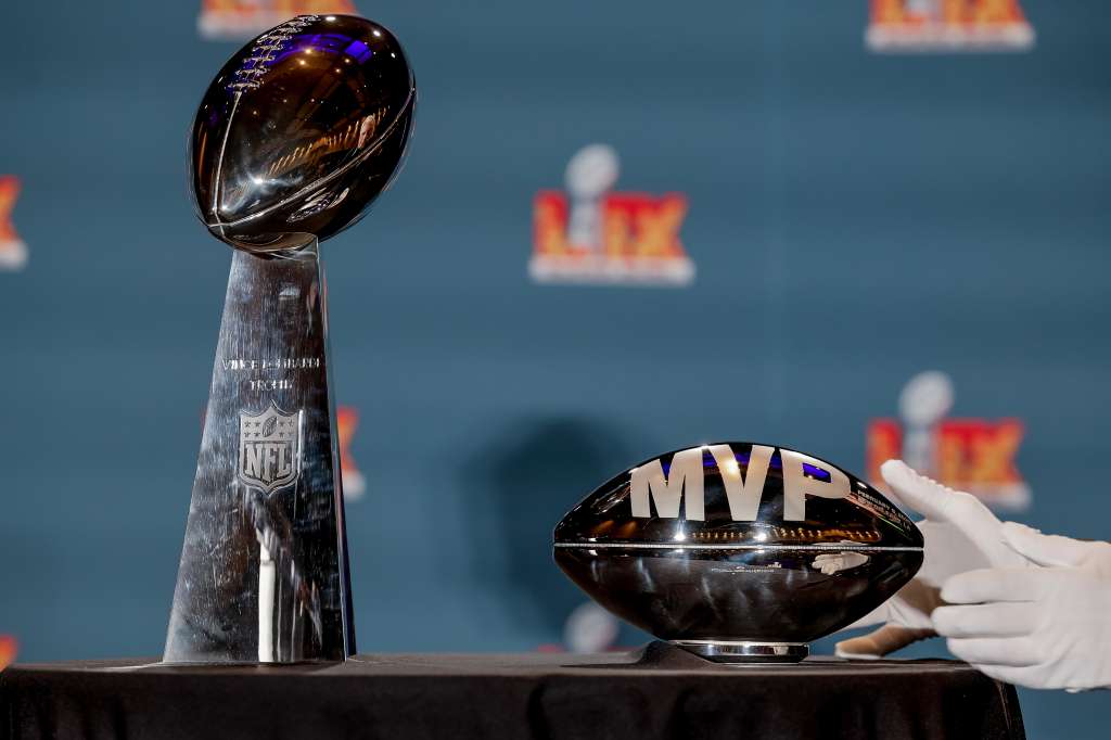 NEW ORLEANS (United States), 10/02/2025.- An NFL employee arranges the Vince Lombardi Trophy (L) and the Super Bowl Most Valuable Player Award trophy (R) during a post Super Bowl LIX press conference in New Orleans, Louisiana, USA, 10 February 2025. The Philadelphia Eagles defeated the Kansas City Chiefs in Super Bowl LIX on 09 February 2025. (Nueva Orleáns, Filadelfia) EFE/EPA/ERIK S. LESSER