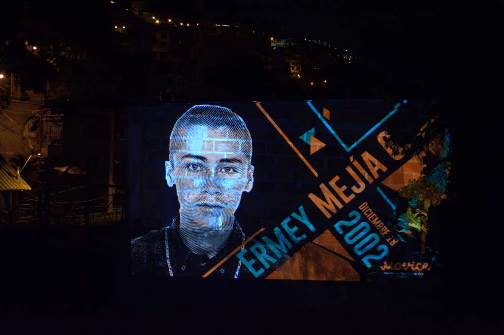 Acción de memoria en el marco de la semana del detenido desaparecido en 2021. Proyecciones y fotografías realizadas por Juan Diego Mejía desde El Salado, Comuna 13.