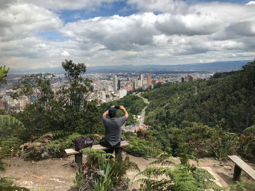 Un hombre toma una foto a la ciudad.