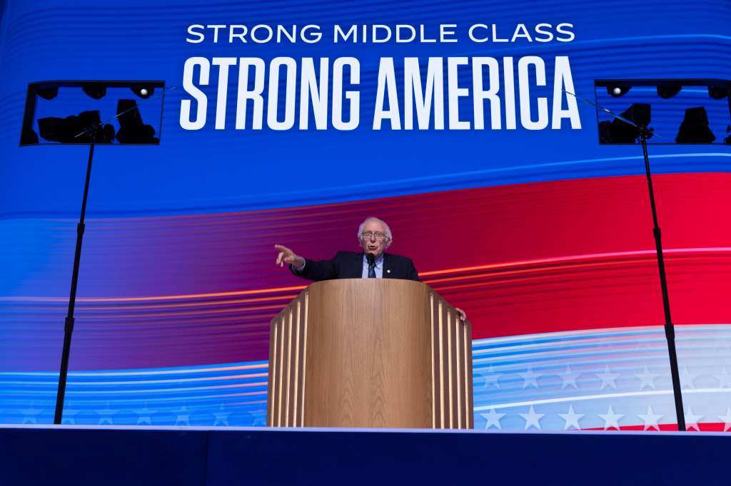 Chicago (United States), 20/08/2024.- Independent Senator of Vermont Bernie Sanders speaks during the second night of the Democratic National Convention (DNC) at the United Center in Chicago, Illinois, USA, 20 August 2024. The 2024 Democratic National Convention is being held from 19 to 22 August 2024, during which delegates of the United States' Democratic Party will vote on the party's platform and ceremonially vote for the party's nominee for president, Vice President Kamala Harris, and for vice president, Governor Tim Walz of Minnesota, for the upcoming presidential election. (Estados Unidos) EFE/EPA/MICHAEL REYNOLDS