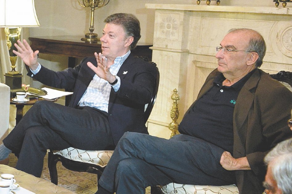 El presidente Juan Manuel Santos y el jefe negociador del Gobierno en La Habana, Humberto de la Calle. / Archivo