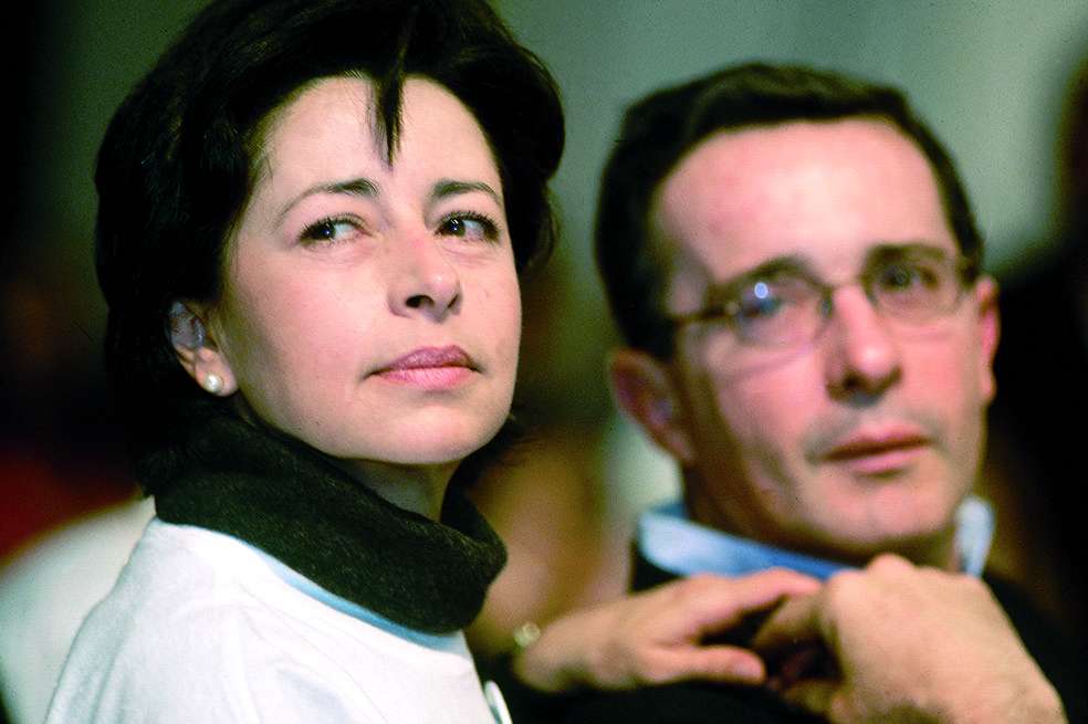 Lina Moreno de Uribe, según la investigación periodística, quiso legalizar un predio de origen baldío, es decir, que es propiedad del Estado y solo puede ser adjudicado a campesinos sin tierra.
