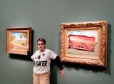 Detenida una activista por pegar un cartel sobre un cuadro de Monet en París