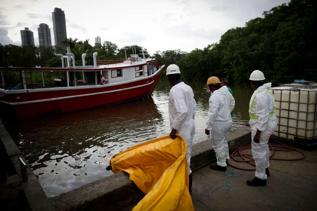 AME1054. CIUDAD DE PANAMÁ (PANAMÁ), 04/07/2023.- Trabajadores lanzan hoy una barrera para contener un derrame de combustible en el río Juan Díaz, en Ciudad de Panamá (Panamá). La rotura de una tubería que alimenta de combustible una caldera industrial generó un vertido de hidrocarburos en el río Juan Díaz, que fluye por sectores de la capital panameña y desemboca en la Bahía de Panamá en el océano Pacífico. EFE/Bienvenido Velasco