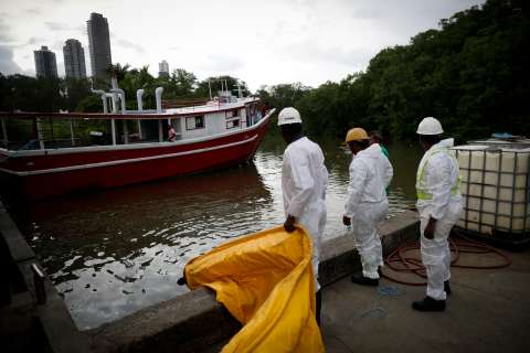 Rotura de una tubería inunda de combustible un río que desemboca en la Bahía de Panamá