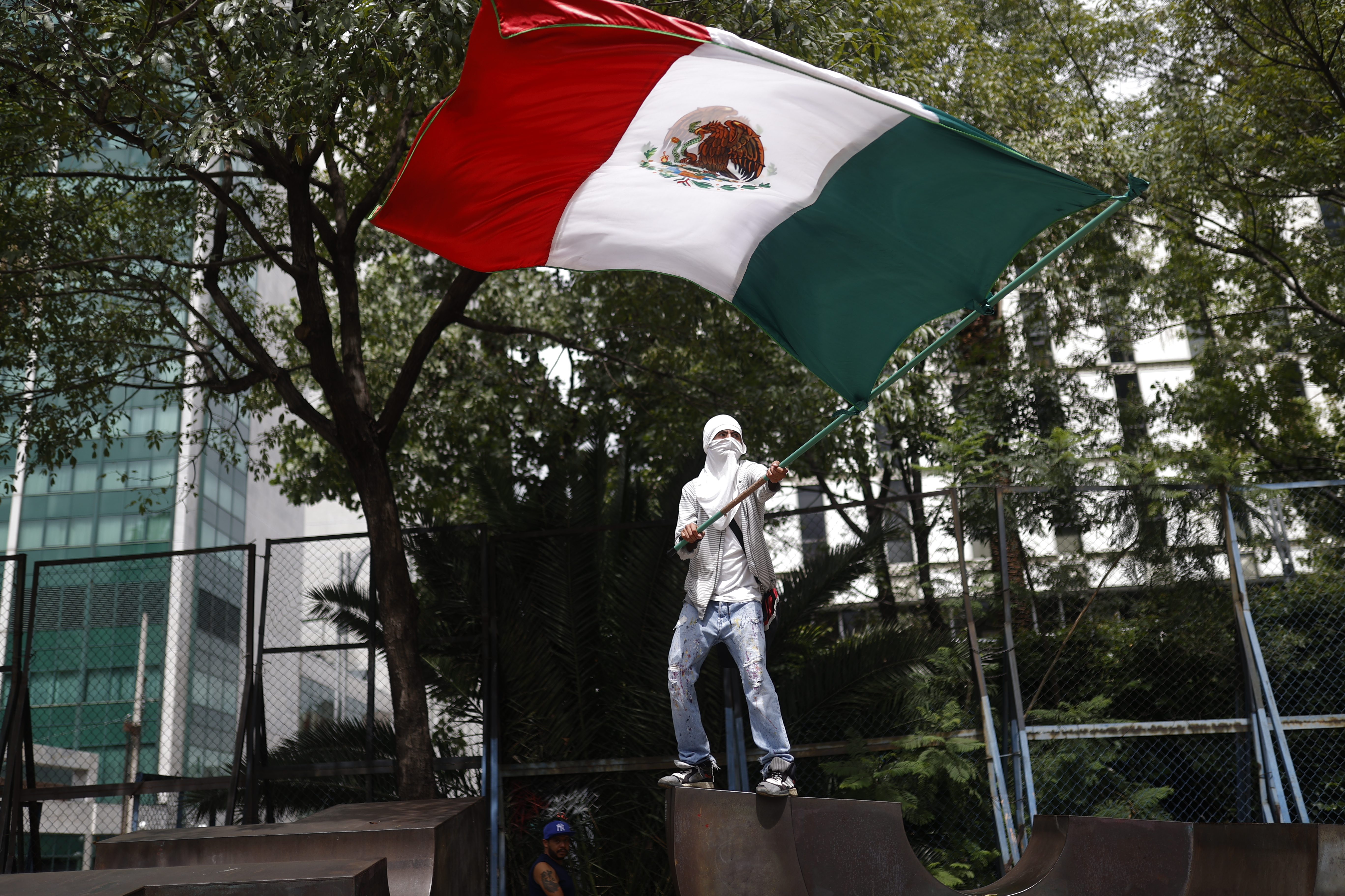 MEX761. CIUDAD DE MÉXICO (MÉXICO), 01/10/2024.- Un hombre sostiene una bandera durante una protesta de la oposición este martes en las principales avenidas de la Ciudad de México (México).“Arriba la justicia, abajo la reforma (judicial)”, exclamaron cientos de trabajadores del Poder Judicial (PJF), estudiantes y abogados en el Monumento a la Revolución de la capital mexicana para “defender la justicia” este martes, día en el que asume el poder la presidenta electa de México, Claudia Sheinbaum. EFE/ Bienvenido Velasco