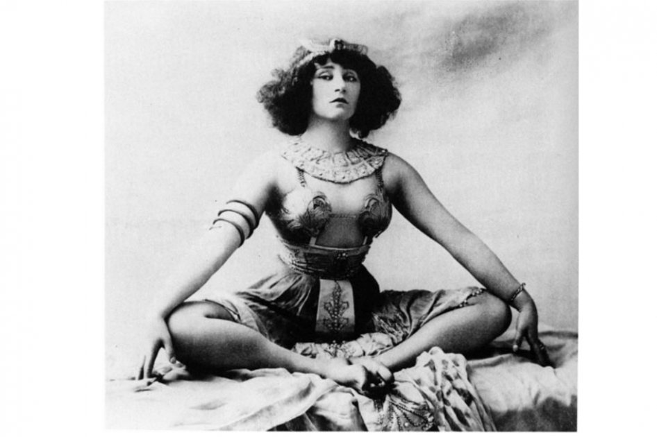 Colette, fue una novelista, periodista, guionista, libretista y artista de revistas y cabaré francesa.