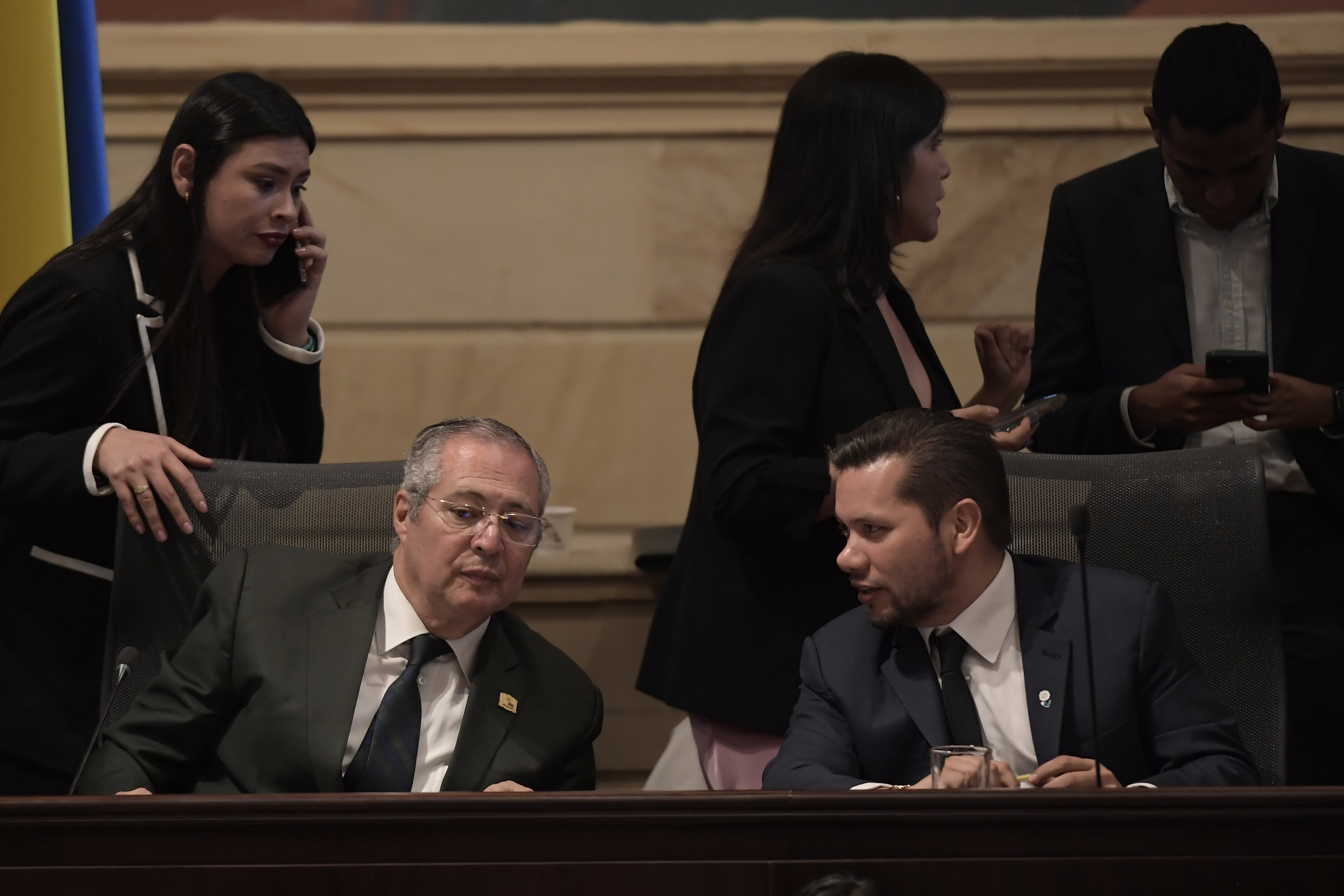 Iván Leónidas Name y Andrés Calle, congresistas, durante la elección de Carlos Hernán Rodríguez como Contralor General