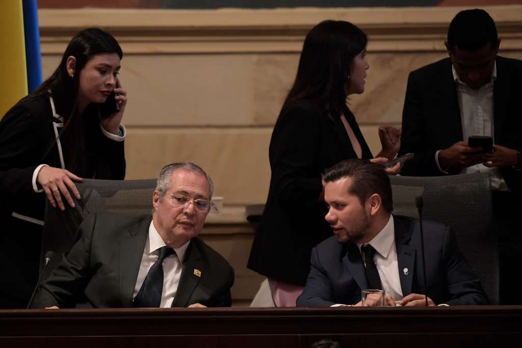 Iván Leónidas Name y Andrés Calle, congresistas, durante la elección de Carlos Hernán Rodríguez como Contralor General