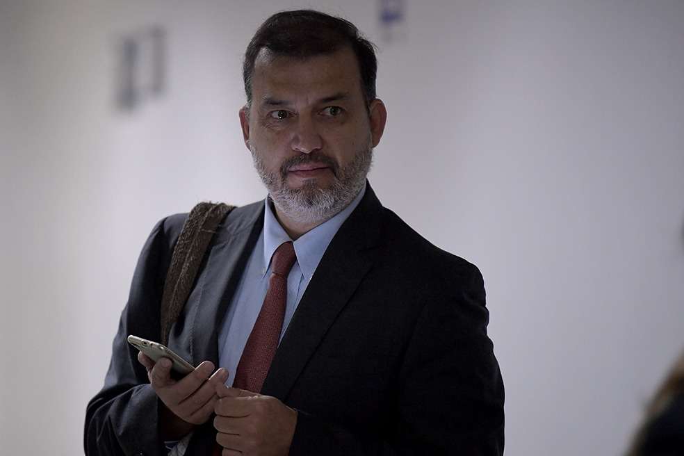 Juan Carlos Ortíz, en los juzgados de Paloquemao en Bogotá, buscó impedir que se le hicieran fotografías a través de su abogado.  / Mauricio Alvarado - El Espectador